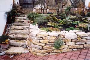 Trockenmauer und Treppenanlage aus Kalksteinfindlingen