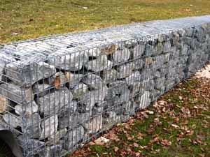 aufgeschlichtete Gabionen