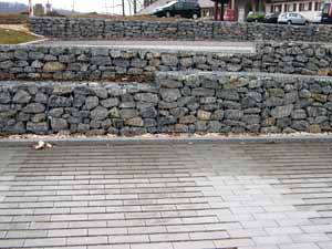 hier wurde mit den Gabionen der Höhenunterschied eines Parkplatzes abgefangen