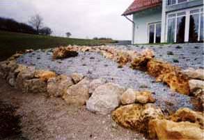 Trockenmauer mit xerothermer Bepflanzung und mineralische Mulchschicht - kurz nach Fertigstellung